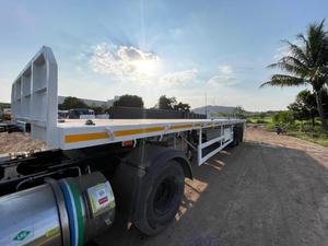 Remolque de Plataforma Plana para Camiones Comerciales con Suspensión Neumática de 3 Ejes Super White, con Sistema EBS, Control de Tracción y Elevación de Eje - Product Image 4