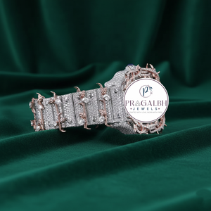 Reloj de Cuarzo de Moda Cuadrado de Acero Inoxidable Personalizado con Diamantes de Moissanita, Totalmente Cubierto de Diamantes, con Brazalete de Espinas Plateadas - Product Image 4