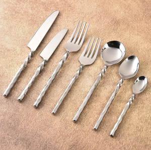 Ensemble de couverts de luxe en acier inoxydable torsadé, martelé, argenté et poli, dans un coffret cadeau, ensemble de couverts élégants réutilisables avec logo personnalisé - Product Image 1