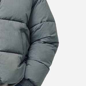 Chaqueta acolchada hecha a medida que combina la funcionalidad de la moda con la artesanía de calidad de exportación y cremallera de poliéster de primera calidad. - Product Image 5