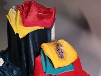 Tissu en satin de nylon Tora le plus vendu pour les vêtements féminins, les tenues de mariée et les robes de soirée, disponible à la vente