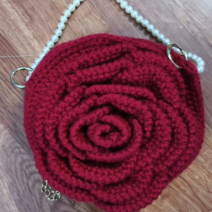 Bolso de ganchillo hecho a mano con forma de rosa, con perlas y cadena metálica - Product Image 1
