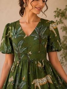 Vestido midi hecho a mano de alta calidad con estampado tropical, cuello en V, mangas abullonadas, estilo bohemio, corte en A, dobladillo acampanado, informal de verano, tejido, al por mayor - Product Image 4