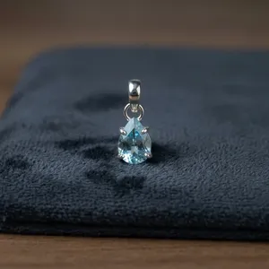 Colgante Solitario de Plata de Ley 925 con Topacio Azul Corte Pera, Engaste de Garra, Diseño Minimalista, Joyería Unisex - Product Image 6