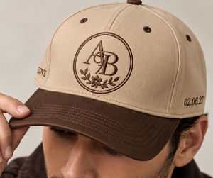 Casquette de mariage personnalisée à cinq panneaux en toile de coton premium, beige camel, avec visière marron expresso, monogramme LOVE et date brodés - Product Image 1