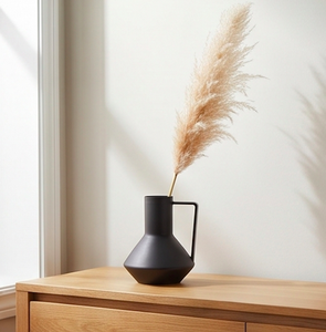 Jarrón moderno de metal negro mate con asa, elegante florero de mesa para la decoración del hogar, la sala de estar y la oficina. - Product Image 6