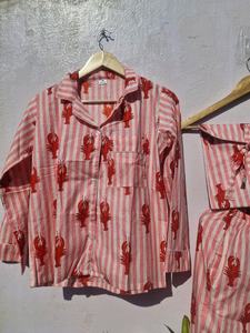 Ensemble de pyjama en coton à imprimé homard pour femmes |   Pyjama indien rayé fait main |   Vêtements de détente en mousseline douce - Product Image 4