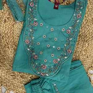 Ensemble Kurti ethnique de créateur avec broderie et dupatta à imprimé floral numérique - Product Image 1