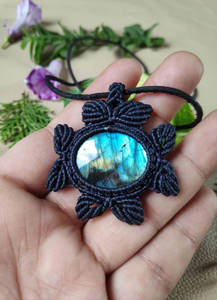 Collar de Labradorita Hecho a Mano con Macramé, Colgante de Piedra Preciosa Estilo Boho, Cuerda Negra Ajustable, Joyería de Moda, Regalo para Mujer - Product Image 2