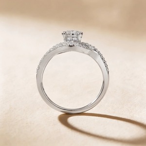 Anillo de Compromiso y Boda de Oro Blanco de 9K con Diamante Cultivado en Laboratorio de Corte Redondo de 1.70CT, Halo y Diseño de Tallo Dividido con Pavé para Mujer - Product Image 1