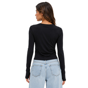 T-shirt court noir à manches longues et bretelles croisées, col rond, en coton et élasthanne, coupe ajustée, avec découpe personnalisée sur le devant pour femme - Product Image 2