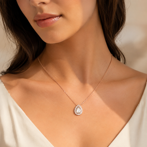 Pendentif en diamant taille poire en or massif 18 carats avec sertissage halo, certifié GIA, pour femme, style classique de fiançailles - Product Image 5