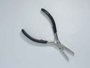 Pinzas de Alta Calidad para Extensiones de Cabello con Punta de Aguja, Acabado Dall, Acero Inoxidable Alemán, con Mango de PVC - Product Image 5