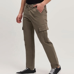 กางเกงคาร์โก้ผู้ชายแบบคลาสสิกพร้อมป้ายยี่ห้อเอวปรับได้และมีงานปักสำหรับชุดทำงานและใช้งานกลางแจ้ง - Product Image 3