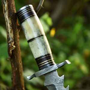 Couteau de chasse artisanal en acier Damas de qualité supérieure, couteau à lame fixe pour le quotidien, manche en os de chameau avec étui en cuir - Product Image 3