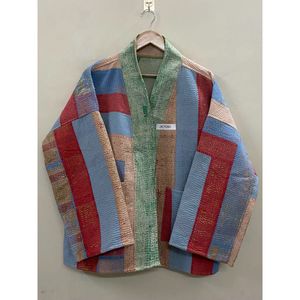 Chaqueta Kimono Kantha de patchwork 100% algodón hecha a mano, manga larga, cuello chal, ecológica, para mujer. - Product Image 4