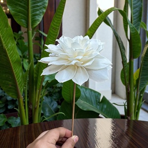 Flores de madera Sola VADEE hechas a mano, sostenibles, Dahila mini, de 8.5 cm, con varillas de fibra de planta de Sesbania de Tailandia. - Product Image 3
