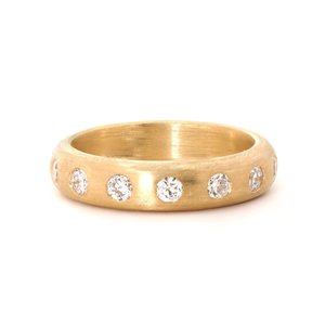 Anillo de diamantes de corte europeo antiguo cultivados en laboratorio con acabado mate en oro amarillo de 18 quilates y banda de aniversario con acabado cepillado mate, certificado por IGI. - Product Image 6