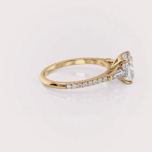 Anillo de Compromiso con Diamante Cultivado en Laboratorio con Corte Cojín Certificado por IGI, Oro Blanco/Rosa y Amarillo de 9K, Anillo de Boda con Acentos de Baguette - Product Image 2