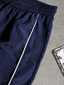 Pantalon large pour homme haut de gamme, coupe ample, base blanche avec bandes latérales noires, cordon de serrage, ajustement confortable. - Product Image 2