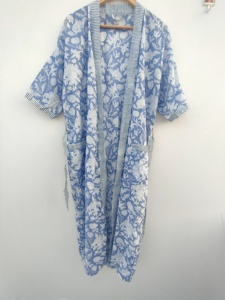 Kimono de algodón con estampado de flores en azul claro | Bata de algodón hecha a mano |   Ropa de estar por casa de algodón estampada - Product Image 2