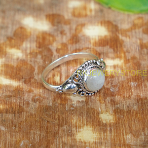 Bague ethnique vintage faite à la main en argent sterling 925 avec pierre de lune naturelle pour femme – Bijou en argent avec cabochon ovale en pierre précieuse - Product Image 5