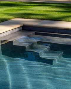 Dalles épaisses antidérapantes en grès beige pour piscine moderne et spa/villa extérieurs - Product Image 3