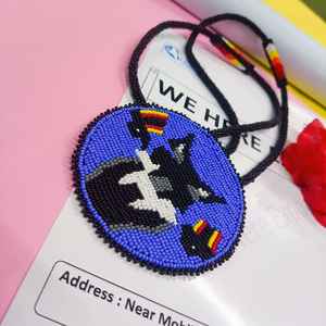 Collier pendentif loup artisanal perlé avec perles noires, blanches, rouges, jaunes, oranges et bleues et cordon long pour un usage artistique et culturel - Product Image 4