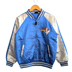 Veste Sukajan élégante à toucher doux avec col montant et logo sur le devant, disponible en différentes couleurs mélangées, idéale pour les fêtes et les voyages. - Product Image 1