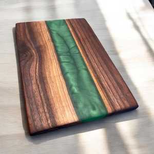 Planche à découper en bois artisanale avec rivière de résine verte, rectangulaire, antidérapante, lavable au lave-vaisselle, pièce unique - Product Image 4