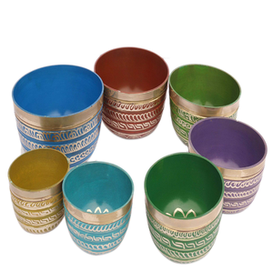 Juego de cuencos tibetanos de latón pintados en siete colores con motivos tradicionales, disponible a precios de mayorista. - Product Image 3