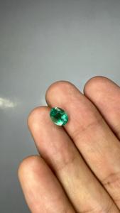 Émeraude naturelle de 1,55 carat, forme ovale, pierre précieuse verte vive, pour bague de luxe, pendentif, bijoux fins sur mesure - Product Image 1