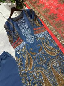 Ensemble prêt-à-porter Designer Chinon avec motif imprimé et détails en diamants argentés sur le col - Pantalon palazzo et dupatta - Fabricant de mode féminine - Product Image 4
