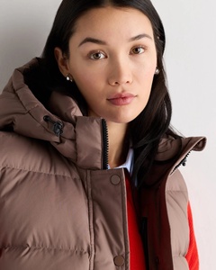 Gilet matelassé à capuche pour femme avec logo frontal, léger, imperméable, rembourré en polyester, extérieur en nylon/coton, coupe-vent, tissu en laine TriPro - Product Image 5