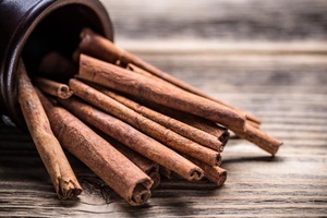 Bâtonnets de cannelle de qualité supérieure, soigneusement sélectionnés et séchés, idéaux pour la production alimentaire et la vente en gros. - Product Image 2