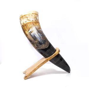 Coupe à boire viking sculptée à la main, style vintage |   Chope à bière en véritable corne de bœuf avec poignée antidérapante côtelée et gravures sur le thème de la mythologie nordique - Product Image 5