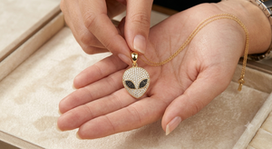 Collar con Colgante de Diamantes Naturales con Diseño de Cara de Extraterrestre, en Oro Sólido de 10K, Joyería Fina Moderna y Única, Personalizable, para Cumpleaños y Fiestas de Halloween - Product Image 4
