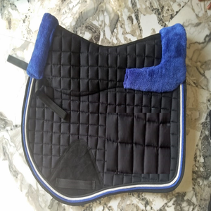 Tapis de selle de dressage noir avec bordure en polaire rouge, rembourrage en polyester, sangle de selle incluse, pour l'entraînement, fabriqué par Kanpur India - Product Image 4