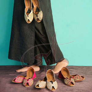 รองเท้าคุสซ่าผู้หญิง ดีไซน์ล่าสุด แฟชั่นคุณภาพสูง พื้นผ้ากำมะหยี่กันลื่น พิมพ์ลายทำมือ สีสันตามสั่ง - Product Image 6