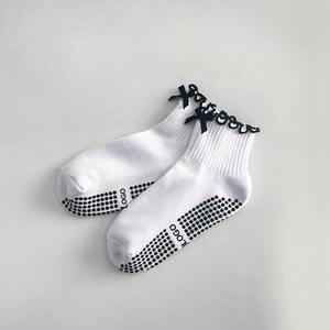 Calcetines de Pilates con Logotipo Personalizado para Mujer, Antideslizantes, con Suela Completa de Puntos, Calcetines de Yoga con Cordones Negros, Venta al Por Mayor - Product Image 1