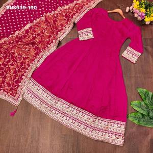 Vestido y Dupatta de Seda Vichitra de Excelente Calidad para Uso Ocasional con Bordado de Hilo y Lentejuelas, Exportador Indio - Product Image 3