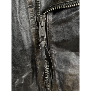 Gilet de motard vintage en cuir véritable noir avec patch brodé au dos, fermeture éclair sur le devant et finition vieillie pour homme - Product Image 6
