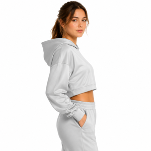Sweat-shirt court élégant pour femme, fabriqué en tissu durable, texture douce, parfait pour les occasions décontractées, les aventures en plein air et la détente. - Product Image 4