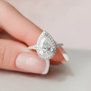 แหวนหมั้นเพชรทรงลูกแพร์สำหรับผู้หญิง ทอง 14K ดีไซน์คลาสสิค ประดับเพชรแล็บโกรว์ รับรองโดย IGI - Product Image 1