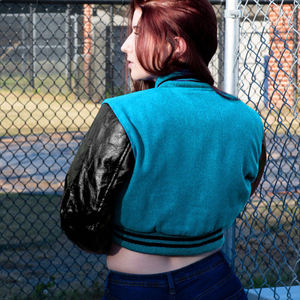 Blouson Bomber Femme Style Universitaire Bleu Clair avec Lettres Noires, Manches en Similicuir, Vêtement d'extérieur Décontracté Tendance pour Femmes - Product Image 6