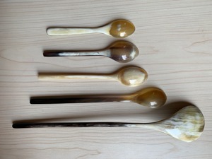 Cuillère à salade en corne naturelle, nouveau design, cuillère à thé traditionnelle à long manche, finition miroir, cuillère de service en corne naturelle pour la maison - Product Image 6