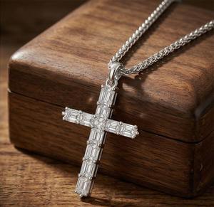 Colgante de cruz de diamante de platino con corte esmeralda de 30 mm, joyería de alta gama unisex, collar religioso de lujo con múltiples piedras naturales personalizadas - Product Image 2