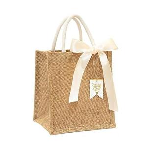 Bolsas de yute medianas para regalo, reutilizables, para bodas, despedidas de soltera, fiestas en la playa, damas de honor, con letras color crema - Product Image 1