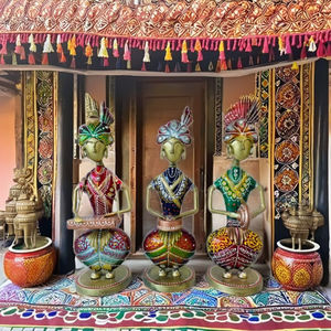 Juego de Figuras Metálicas de Músicos Tradicionales de Rajastán (Juego de 3) con Diseño Art Deco Móvil para Celebraciones de Bodas y Pascua - Product Image 2