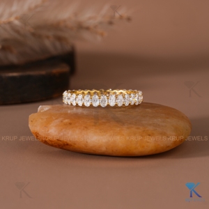 Anillo de eternidad completo con diamantes ovalados cultivados en laboratorio, oro amarillo macizo de 14K, engaste de púas norte-sur, anillos de boda apilables para mujer - Product Image 1